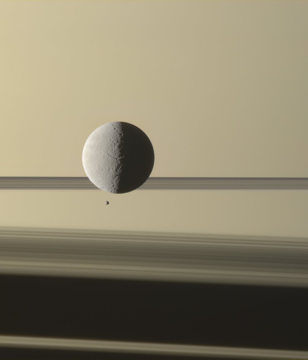 EricLagadec's tweet photo. Cette image semble tout droit sortie d'un film de science fiction... La sonde Cassini a immortalisé les lunes Rhea et Epimetheus de Saturne (qui en possède plus de 60) devant la géante aux anneaux. Ces lunes font respectivement 1528 et 113km de diamètre. (©NASA/JPL/Urgaković) https://t.co/6ghnFXfmGM