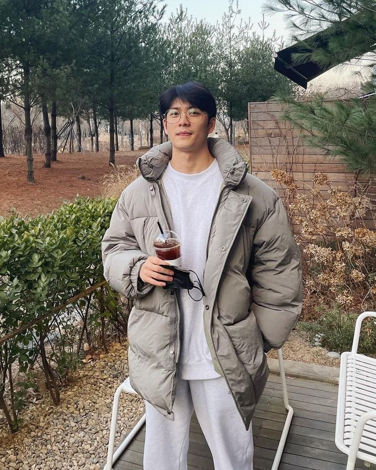 thekdramabitch's tweet photo. This is such a boyfriend picture 😩 https://t.co/1AwKZ0kwU8