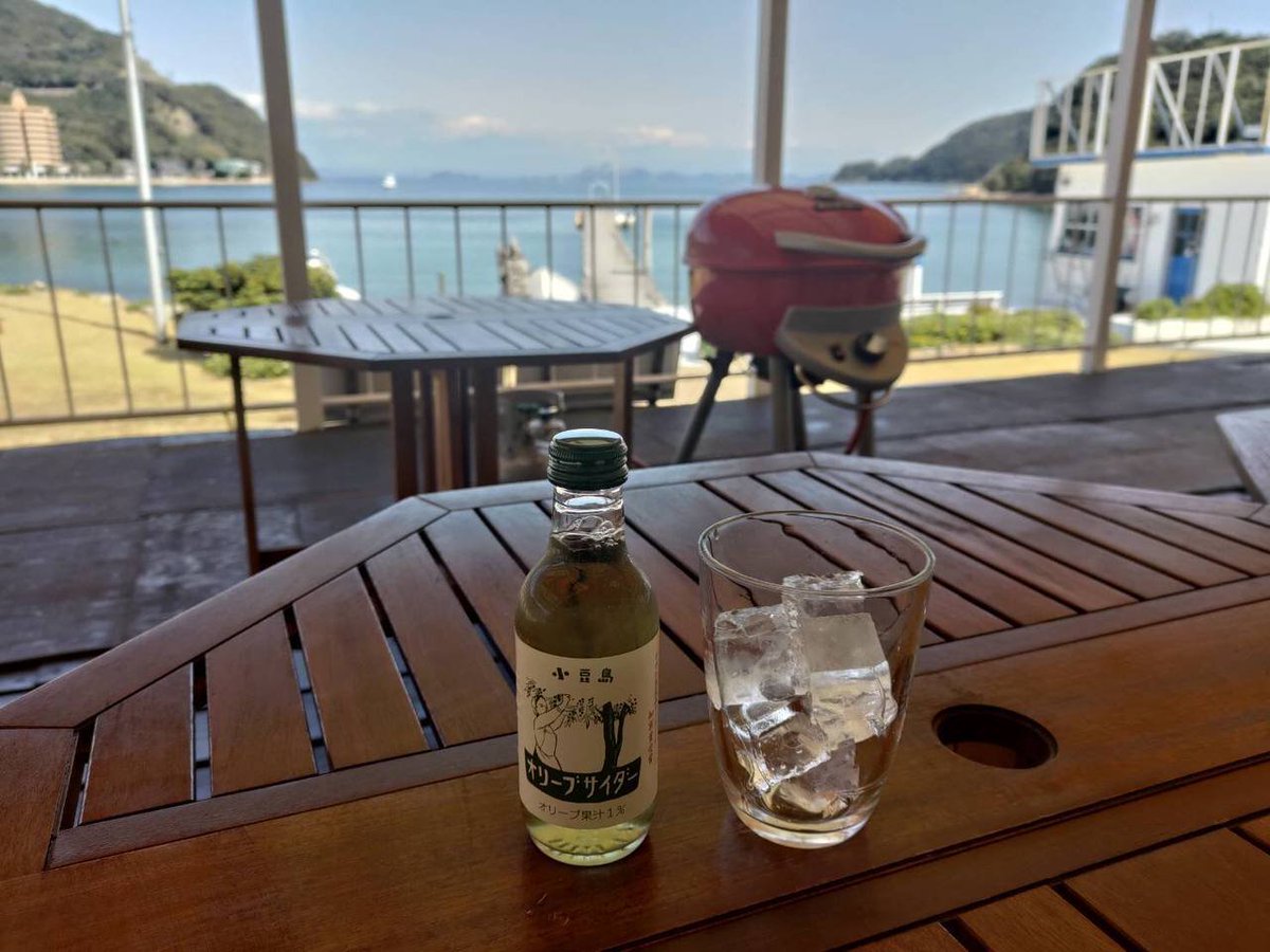 cyshodoshima's tweet photo. 海を見ながら、���リーブサイダーを味わってみませんか？

小豆島特産のオリーブサイダー���、青リンゴのような味わいで炭酸も程よくグラスに注ぐと、とても綺麗な素朴なグリーン色をしています✨😊

暑い季節にさっぱりしますよ🙆‍♀️

詳しく🔽
https://t.co/oBrNuqGbHd https://t.co/KbJ9JYjzct