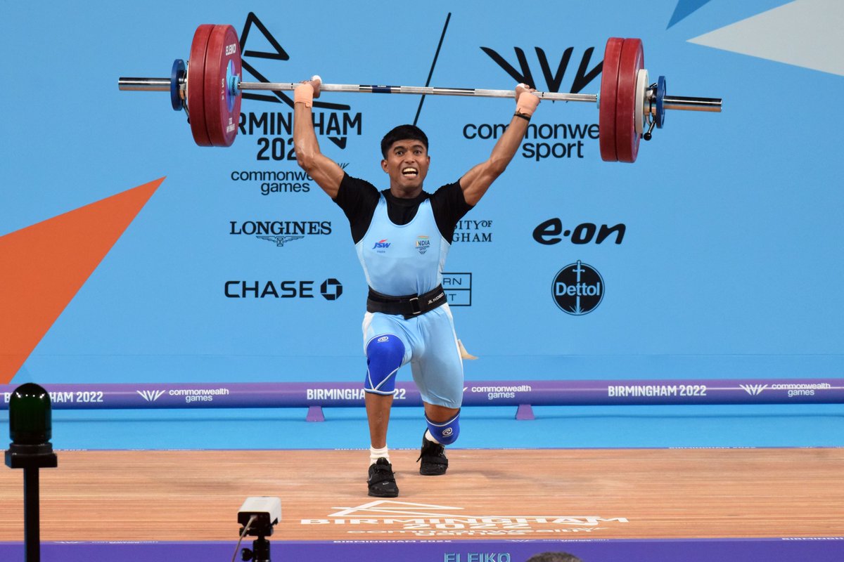 WeAreTeamIndia's tweet image. 𝙂𝙧𝙞𝙩. 𝙋𝙖𝙞𝙣. 𝙂𝙡𝙤𝙧𝙮. 👊

Sanket Sargar refused to give up even after hurting his right elbow on the second clean and jerk lift 💪

Terrific commitment from the 21-year-old @birminghamcg22🥈medallist 👏

#EkIndiaTeamIndia | #B2022 | #TeamIndia