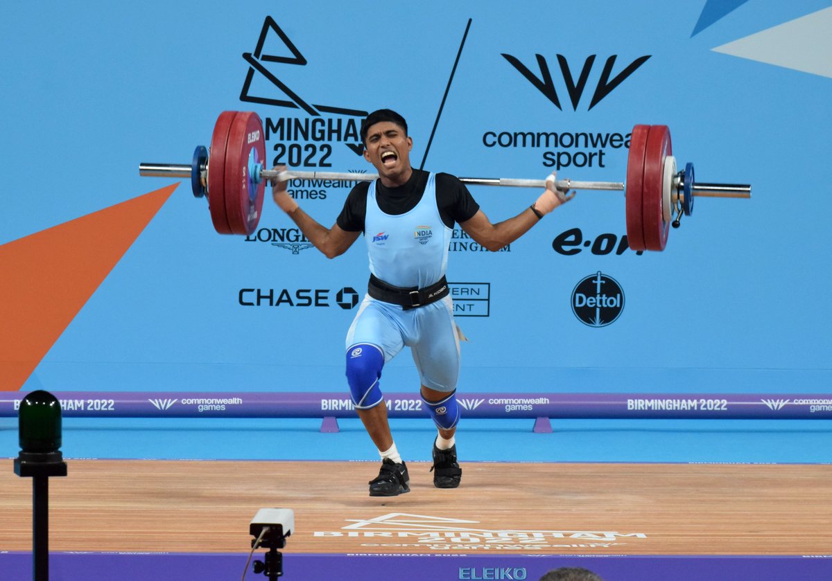 WeAreTeamIndia's tweet image. 𝙂𝙧𝙞𝙩. 𝙋𝙖𝙞𝙣. 𝙂𝙡𝙤𝙧𝙮. 👊

Sanket Sargar refused to give up even after hurting his right elbow on the second clean and jerk lift 💪

Terrific commitment from the 21-year-old @birminghamcg22🥈medallist 👏

#EkIndiaTeamIndia | #B2022 | #TeamIndia
