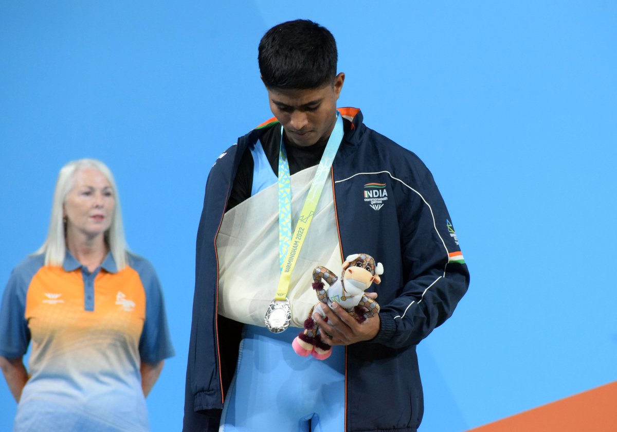 WeAreTeamIndia's tweet image. 𝙂𝙧𝙞𝙩. 𝙋𝙖𝙞𝙣. 𝙂𝙡𝙤𝙧𝙮. 👊

Sanket Sargar refused to give up even after hurting his right elbow on the second clean and jerk lift 💪

Terrific commitment from the 21-year-old @birminghamcg22🥈medallist 👏

#EkIndiaTeamIndia | #B2022 | #TeamIndia