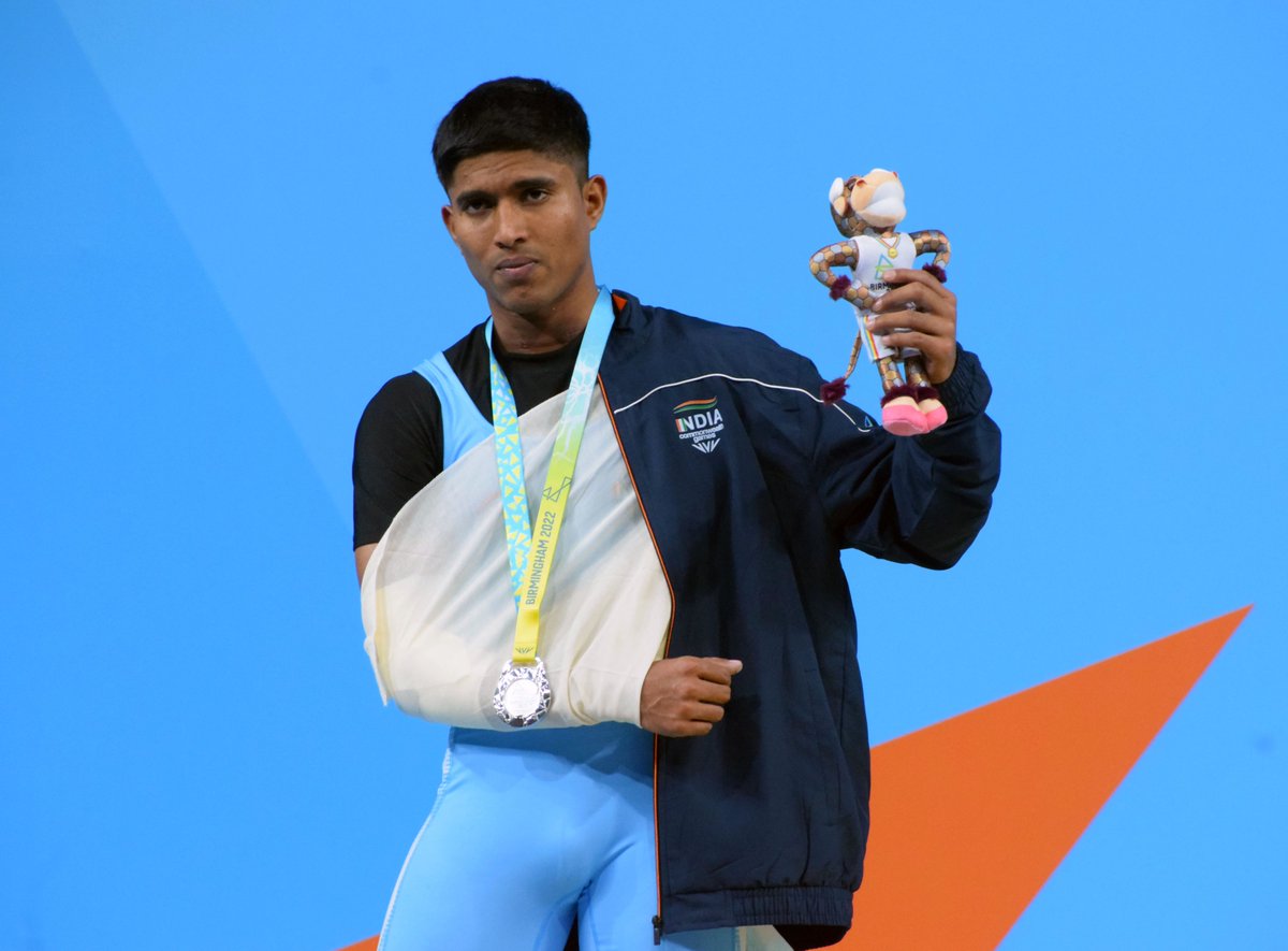 WeAreTeamIndia's tweet image. 𝙂𝙧𝙞𝙩. 𝙋𝙖𝙞𝙣. 𝙂𝙡𝙤𝙧𝙮. 👊

Sanket Sargar refused to give up even after hurting his right elbow on the second clean and jerk lift 💪

Terrific commitment from the 21-year-old @birminghamcg22🥈medallist 👏

#EkIndiaTeamIndia | #B2022 | #TeamIndia