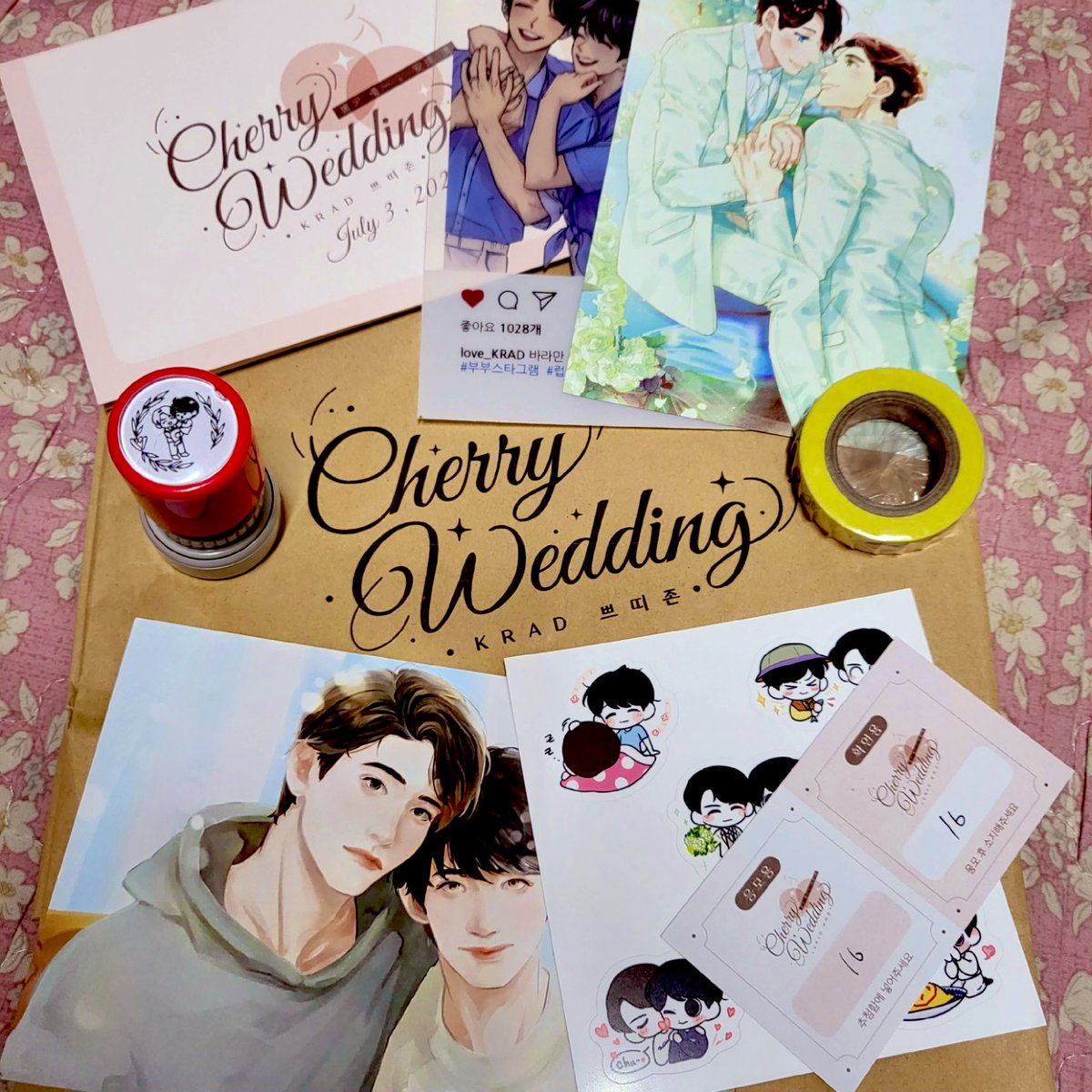 전프레 무사히 받았습니다! (<a href="/Krad_petit/">Krad 쁘띠존 ＜Cherry Wedding＞</a>) 엽서에, 도장에, 마테라니ㅠㅠㅠ 청첩장 받았으니 영화 한번 더 보면 딱 좋겠네요(?) 예쁘게 잘 간직하겠습니다!💕