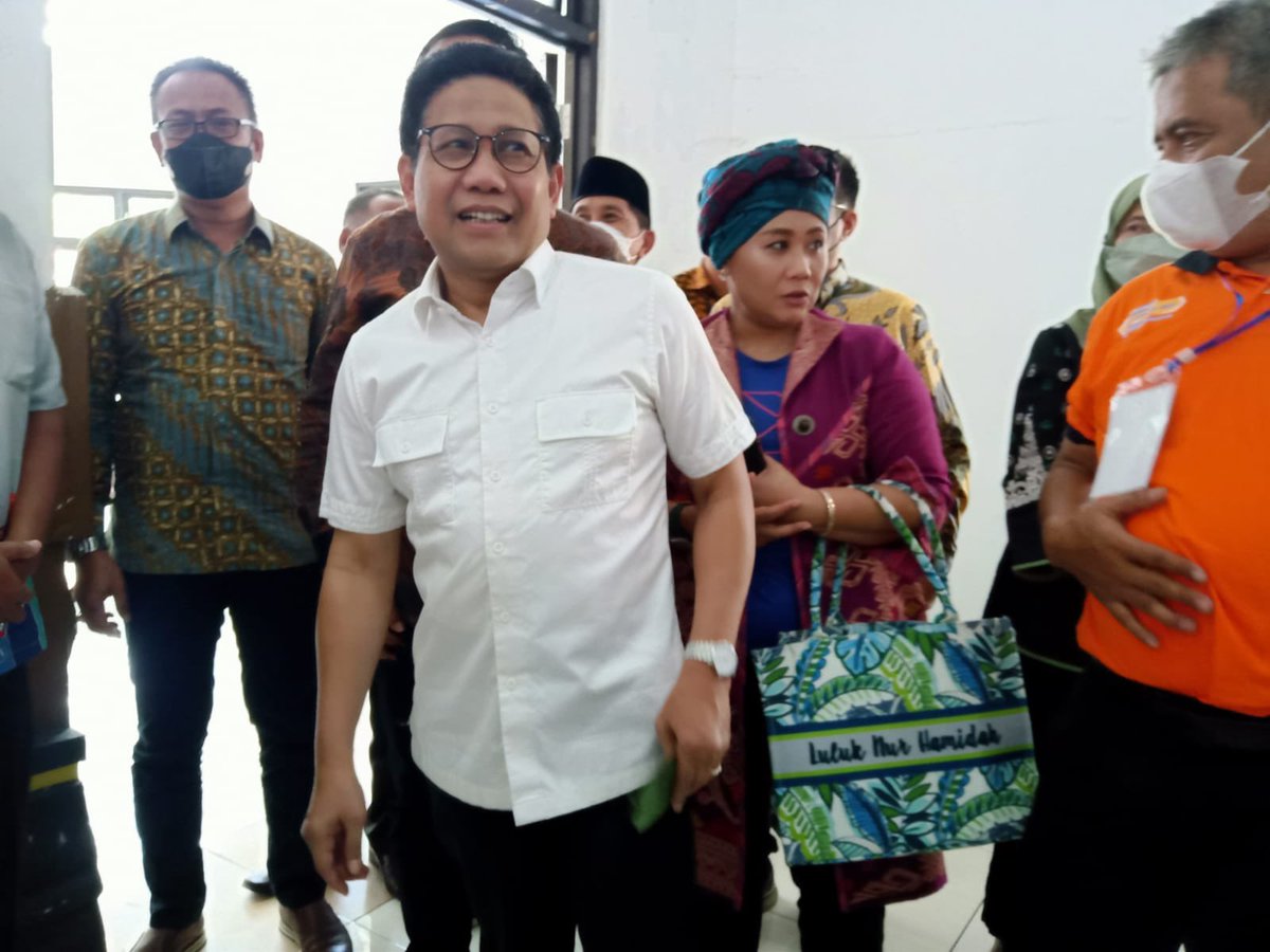 lulukhamidah's tweet photo. Tadi pagi bersama Menteri Desa mas menteri @halimiskandarnu, Wabup Sragen, para dirjen, pendamping desa dll, menghadiri n jadi narsum talkshow dlm rangka ekspo pertanian oleh KTNA Sragen. Tks rawuh nya Gus Menteri nggih.@DPP_PKB @FraksiPKB @kemendespdtt @DitjenPPMD https://t.co/WPICDax2D3