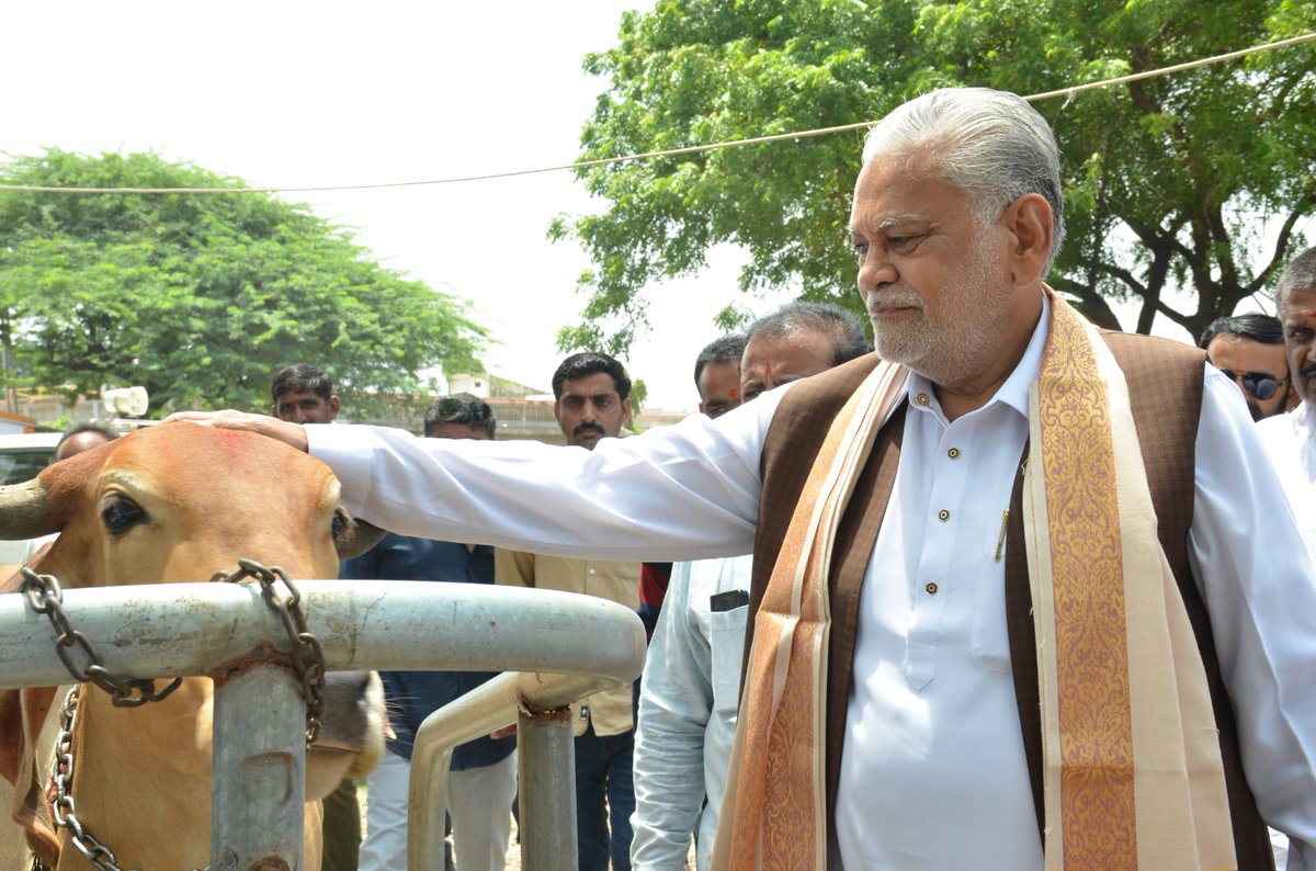 PRupala's tweet photo. आदिकाल से भारत का मूल व्यवसाय खेती एवं पशुपालन रहा है और जब हम सब गाय को ��ाता का दर्जा देते है तब इस मां की स्वास्थ्य जिम्मेदारी भी हमारी ही है। 

आज अमरेली के नाना माचीयाणा गांव में पशु आरोग्य कैंप एवं टीकाकरण कार्यक्रम का आयोजन किया गया, https://t.co/TzqjJf8w8X