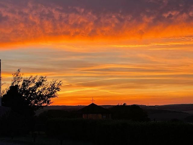 CameDownGC's tweet photo. A throwback to this incredible sunset shared by Mark ‘Kato’ Caples this time last year! If you have any Came Down sunset shots – we’d love to see them!
#sunset #dorsetgolfcourse https://t.co/sNeZi4RItz