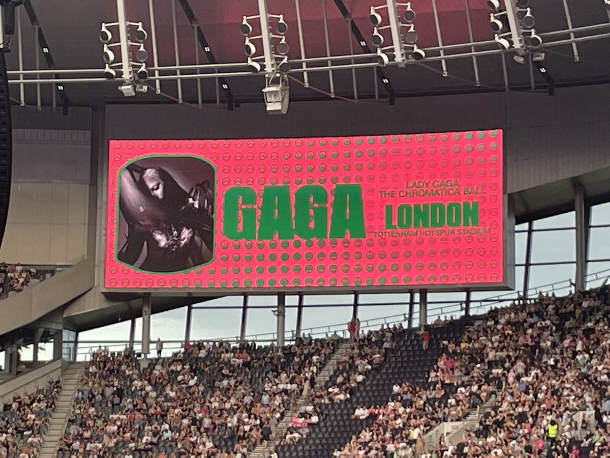 sslickmac's tweet image. So last night was epic again, keeps getting better #LadyGaga #ChromaticaBallLondon #ChromaticaBall #instagay