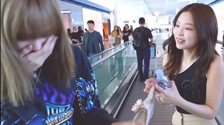 rainhypn_'s tweet photo. Paint the sky

A #jenlisa au wherein Claire sees her ex-Eli at the airport for the first time in five years, when they were separated. Are they going to enjoy each other's company again? Or they forget each other and go on with their lives.

“oh hi, nice to meet you again.” https://t.co/X0IWLIzhVk
