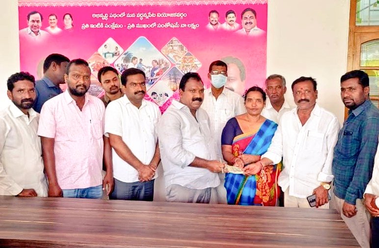 ArooriRamesh's tweet photo. “కార్యకర్తలకు అన్నివేళలా అండగా ఉంటాం”.
ఇటీవల రోడ్డు ప్రమాదంలో మరణించిన ఐనవోలు మండలం వనమాల కనిపర్తి గ్రామానికి చెందిన @trspartyonline కార్యకర్త కారింగుల ఉపేందర్ కుటుంబానికి 2లక్షల భీమా చెక్కుతో పాటు వారి కూతురు ఫీజు కోసం ₹50,000/- ఆర్ధిక సహాయాన్ని నేడు అందించడం జరిగింది. @KTRTRS https://t.co/QpXSFQf3Sg