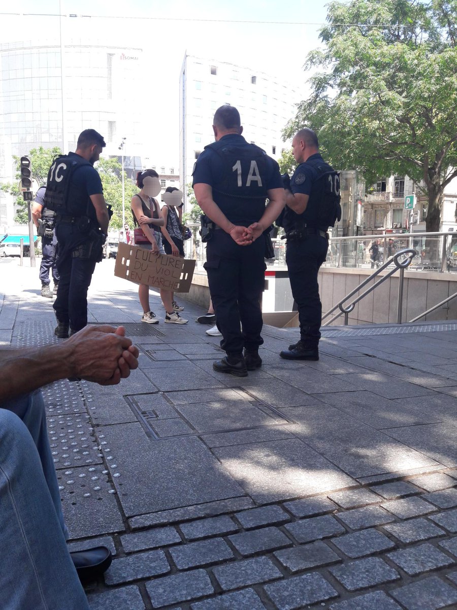 antifa_lyon's tweet photo. Pression sur des opposantes politique place du pont à la Guillotière, pour des pancartes relatant la vérité sur ce gouvernement libéral fasciste en marche. @GDarmanin dégage !! #Guillotière #Lyon #DarmaninDemission https://t.co/rdMGUV0ouS