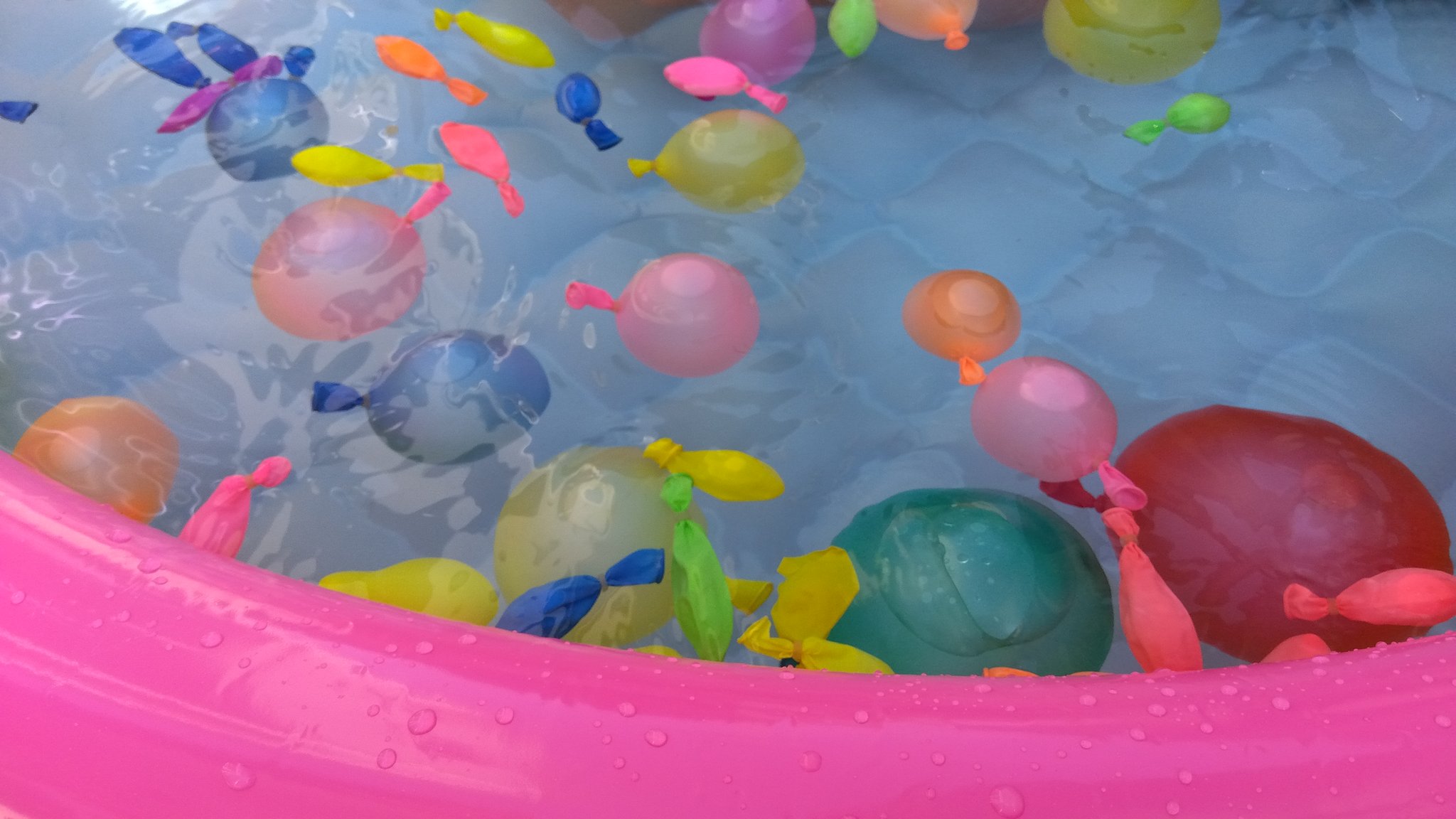 ねこゆらい 娘の友達が遊びに来てくれて プール遊び満喫 あるあるなのかな 女子2人 水着に水風船いれて おっぱい作ってた T Co 5rtd1r0mpm Twitter