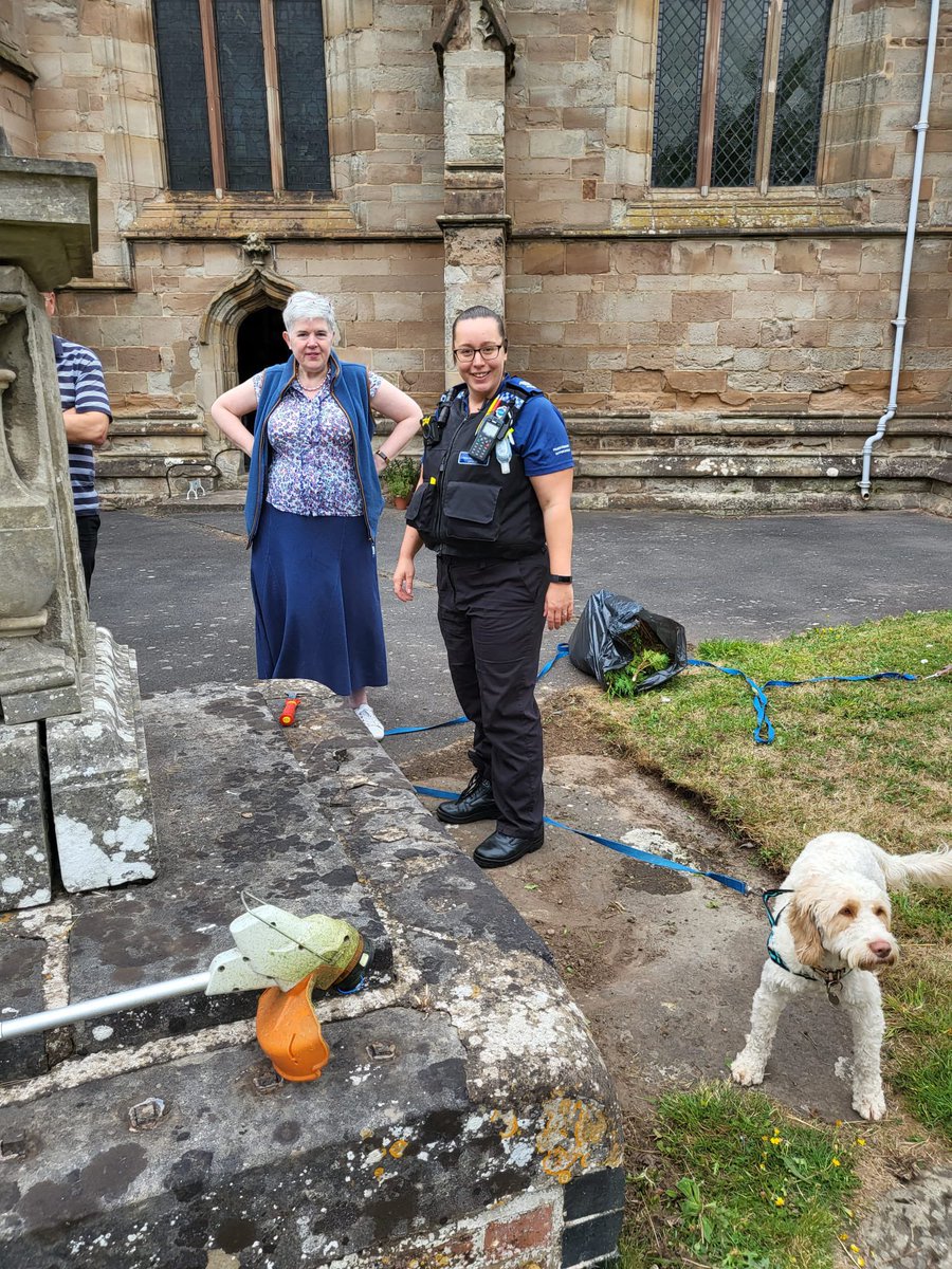 Lovely to meet our community police during a churchyard work-party this morning. I was not being interviewed under caution! <a href="/InspDKing/">InspKing</a> <a href="/KMinsterCops/">Kidderminster Police</a> @CCPippaMills <a href="/CofEWorcester/">Diocese of Worcester</a> <a href="/ParishofKE/">Parish of Kidderminster East</a> @No5Chambers