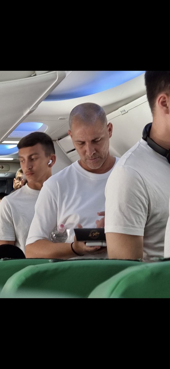 harelitay's tweet image. ״גבירותיי ורבותיי כאן הקפטן שלכם מדבר״
-״שימי בחייאת שימי אבי נמני על המטוס?״