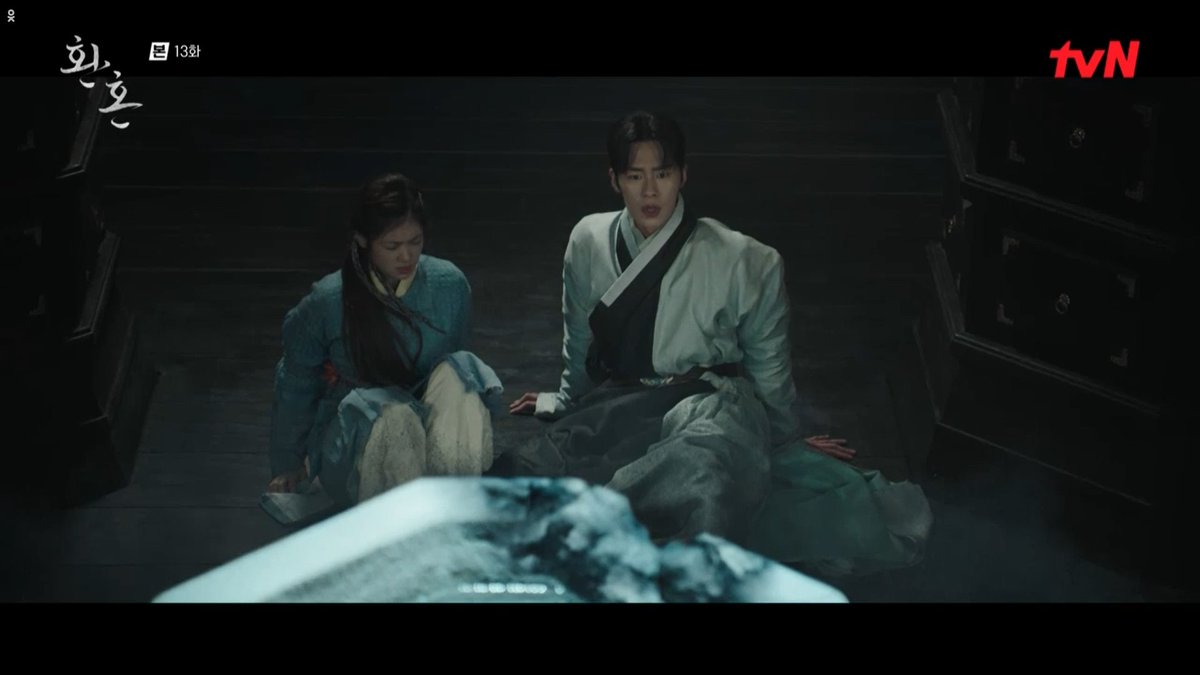 ramblingsofafan's tweet image. It seems Naksu and Bu-yeon's combined power causes the dark sky - because Naksu is a daughter of an observatory mage (and inherited his powers) and Bu-yeon's has spiritual powers and made the skies dark when she released the ice stone. #AlchemyOfSoulsEp13