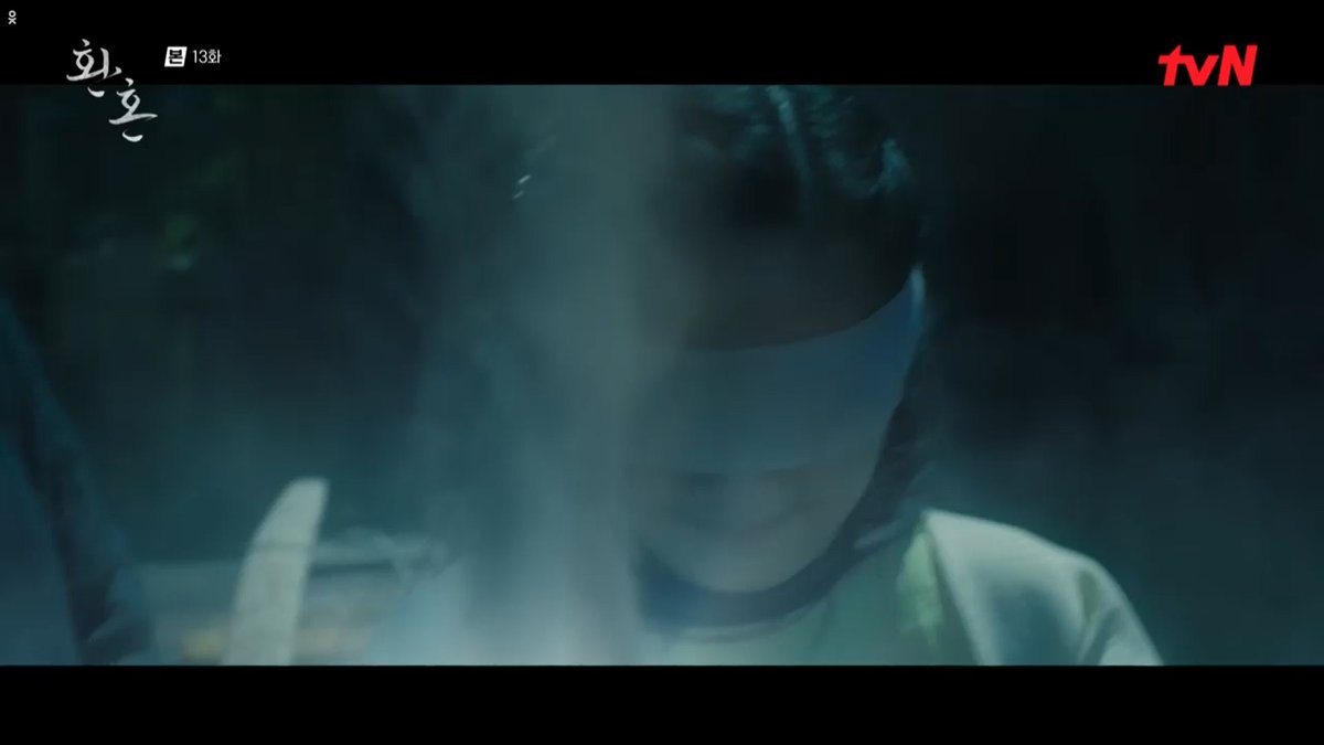 ramblingsofafan's tweet image. It seems Naksu and Bu-yeon's combined power causes the dark sky - because Naksu is a daughter of an observatory mage (and inherited his powers) and Bu-yeon's has spiritual powers and made the skies dark when she released the ice stone. #AlchemyOfSoulsEp13