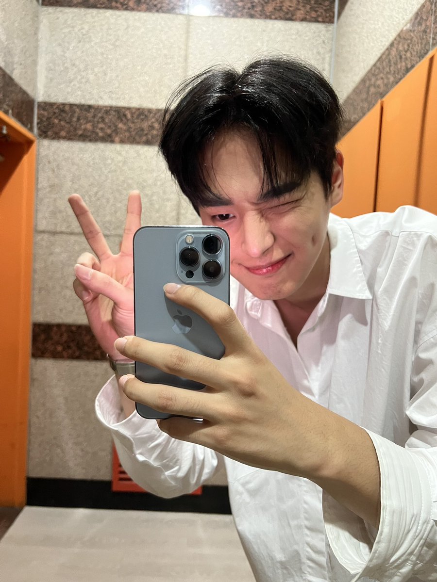 NewWorld_VICTON's tweet photo. [#병찬] 내일 있을 팬싸까지
행복하게💛💛 https://t.co/SA6buJA7m1