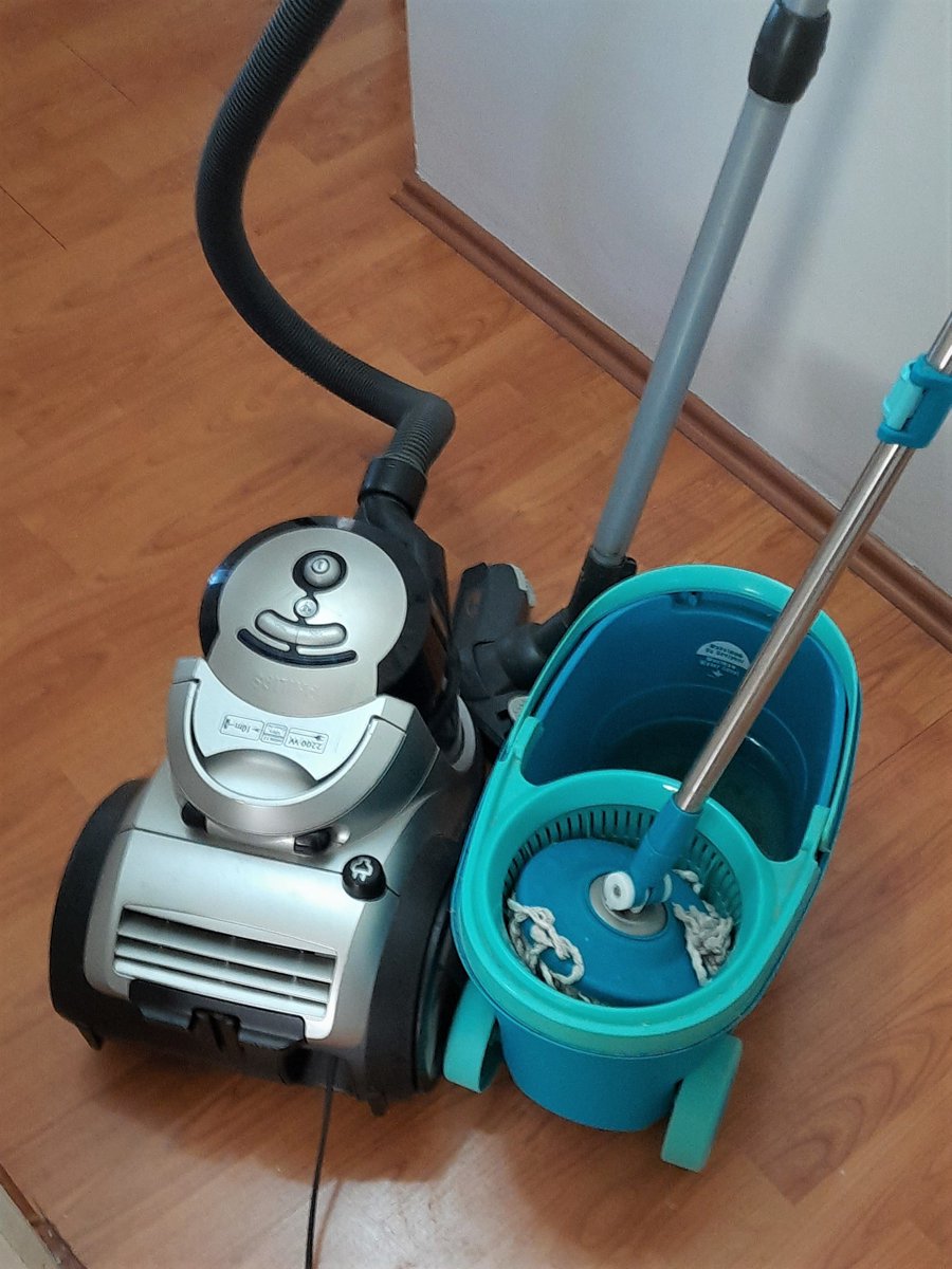 NihalAkarsu34's tweet image. Canlar bende iyiyim çok şükür. Hafta sonu dinlenme zamanı dedim ama, Nihal Sultan&apos;ın işi biter mi hiç ?  😊  Malum biliyorsunuz 3 tane kedim var, ister istemez sıklıkla süpürüp paspaslamak gerekiyor. Gülü seven dikenine katlanıyor. 🥰  Ekipmanlarım hazır.  🥶