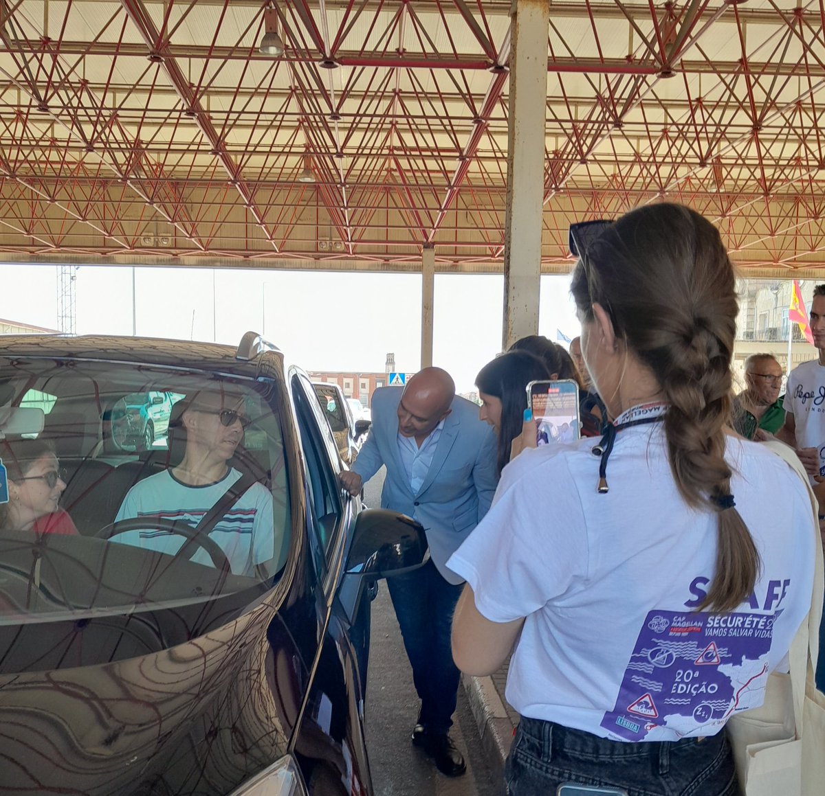 nestrangeiro_pt's tweet image. O SECP @paulo_cafofo e a SEPC @PatrciaCostaGa1 na ação de boas-vindas aos emigrantes portugueses que viajam de carro: campanha "Sécur'été 2022 – Verão em 🇵🇹" da @CapMagellan - com sensibilização para segurança rodoviária e prevenção de incêndios e fogos florestais.
@ainterna_pt