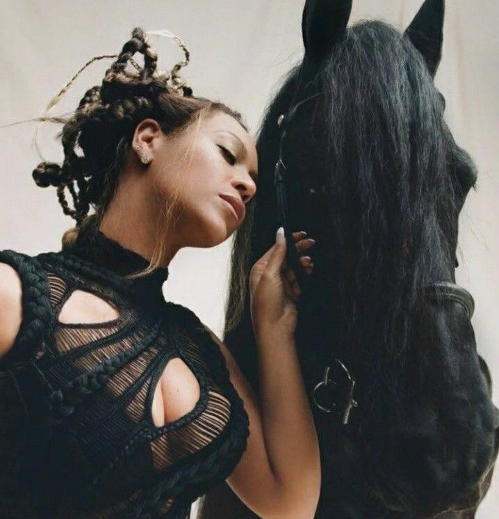 updatecultura's tweet photo. A FÊNIX RENASCEU! Beyoncé agora detém a MAIOR estreia de um álbum feminino no Spotify Global em 2022 (43.2M). https://t.co/oYMGhUJmAB