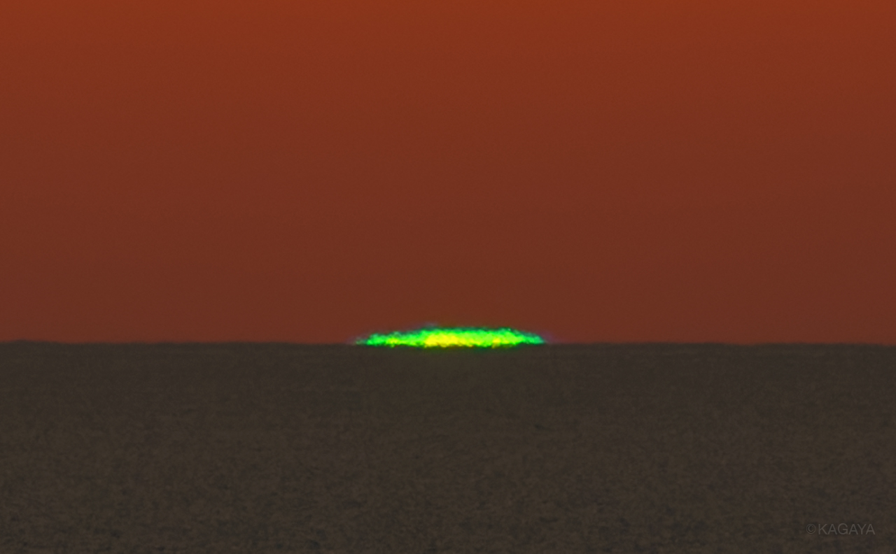 Kagaya 本日の日没時に撮影した 水平線上のグリーンフラッシュです 新潟県にて撮影 グリーンフラッシュは沈む太陽の最後の光が一瞬緑色になる現象で 条件の良いときでないと見られません 日の出時にも見られることがあります T Co