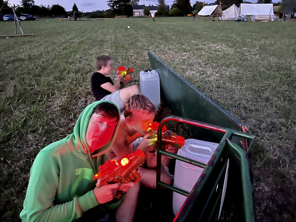 SH_Givers's tweet photo. Teambuilding met de crew als beloning voor hun harde werk. Zo kwamen er escapeboxes en ook nog eens een lasershooting. https://t.co/16EsQArdBo