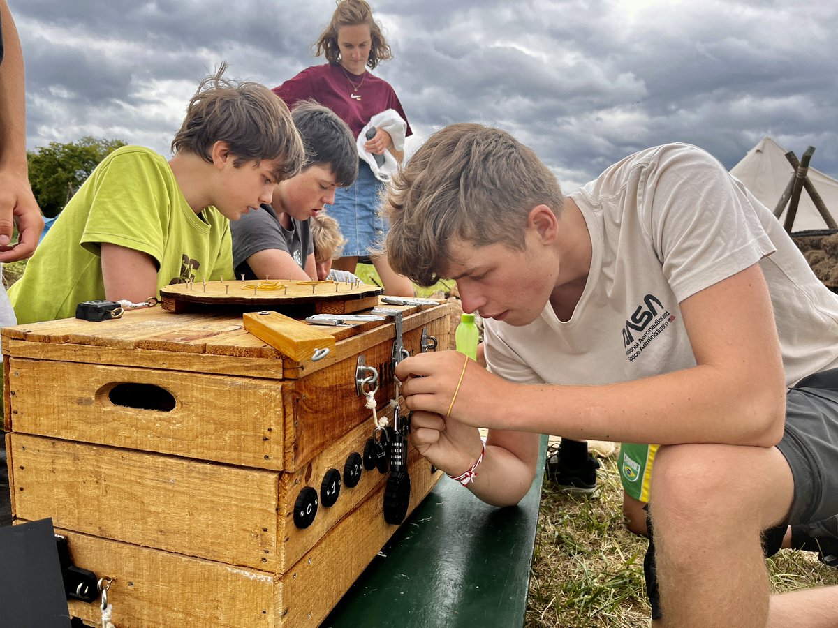 SH_Givers's tweet photo. Teambuilding met de crew als beloning voor hun harde werk. Zo kwamen er escapeboxes en ook nog eens een lasershooting. https://t.co/16EsQArdBo