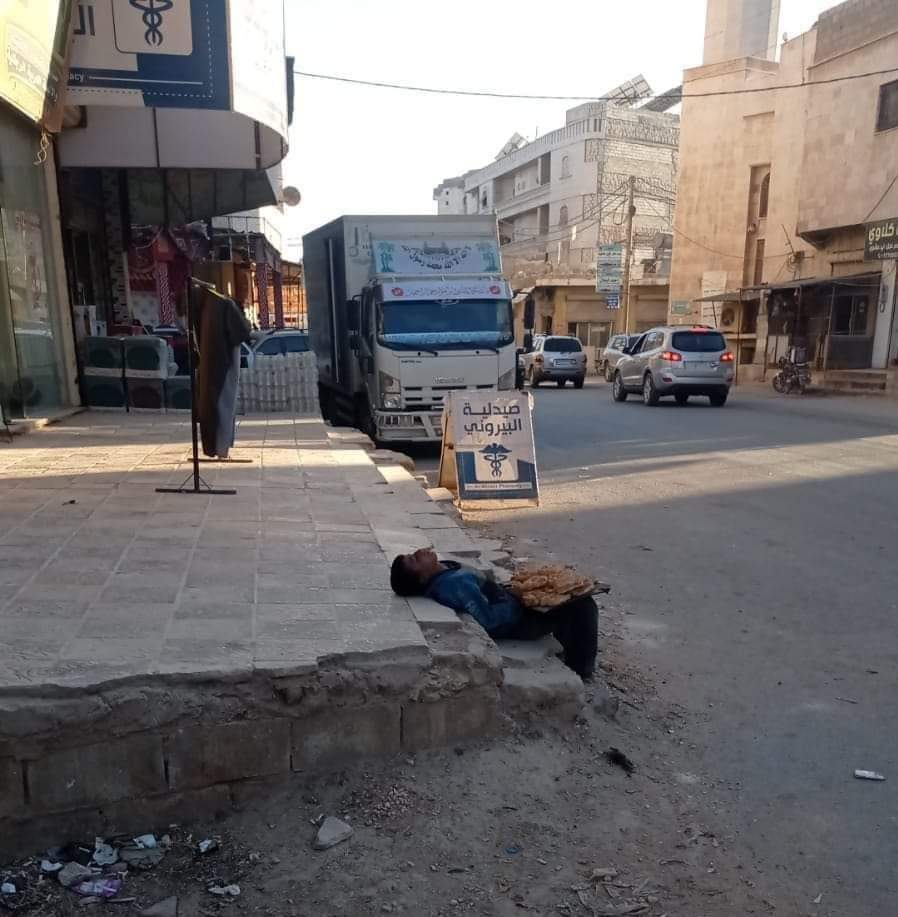صورة متداولة من مدينة الدانا شمال ادلب لطفل يسعى لتأمين قوت يومه في هذا الجو الحار وقد أنهكه التعب
حسبنا الله ونعم الوكيل