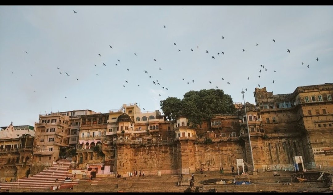 chaubey___09's tweet photo. @komal_42 Me and my MOM both woke up early one day and decided to do a Subah-E Banaras and we did boat ride saw all the ghats , sunrise and then ate Kachori Sabzi Jalebi and I also ate Banarasi Paan . https://t.co/SyJArkyJkJ