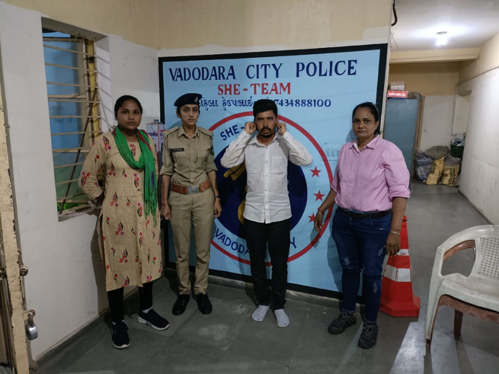 Vadcitypolice's tweet photo. રામાકાકા ડેરી રસ્તે અવર-જવર કરતી મહિલાઓ સામે જોઈ પોતાની સામે આકર્ષવા માટે બીભત્સ ચેનચાળા તેમજ ખરાબ વર્તન ઇશારા કરતાં ટપોરીને પકડી પાડતી છાણી પોલીસ સ્ટેશન શી ટીમ

@dgpgujarat 

#VadodaraSHETeam #VadodaraCityPolice #SHETeam #Vadodara https://t.co/EuqqPBOmFE