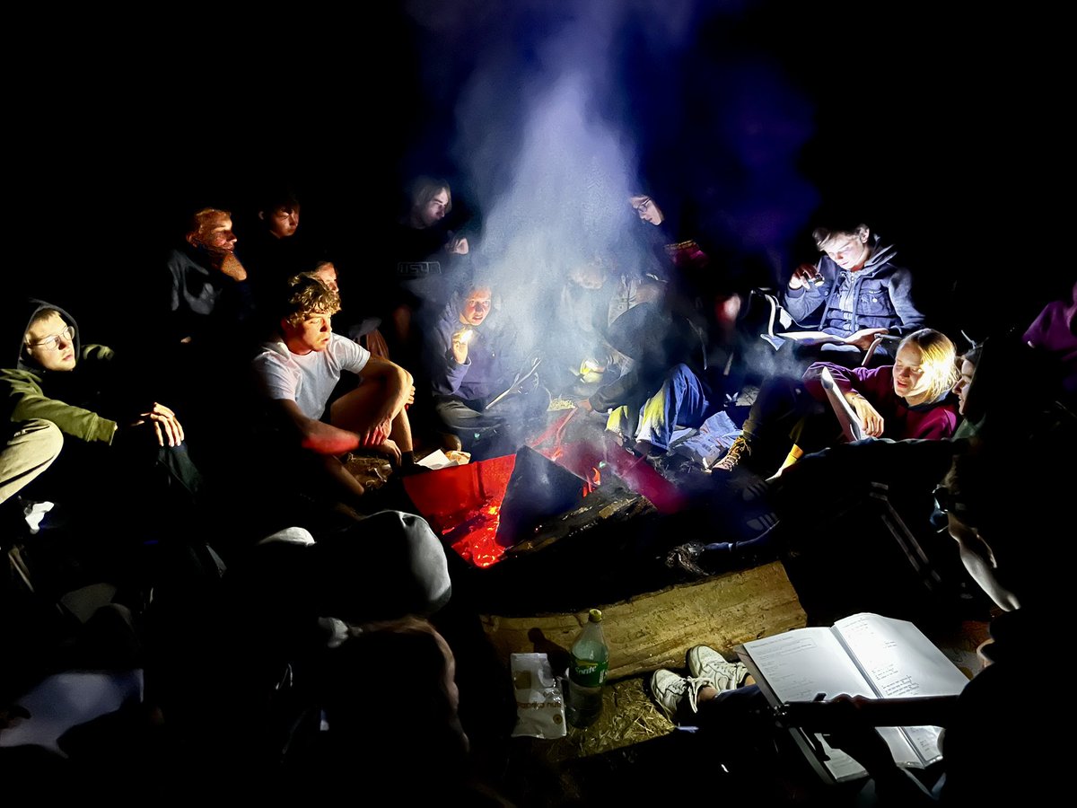 SH_Givers's tweet photo. Karaoke-avond met live muziek op het dek van de Titanic. Later die nacht was het alle hens aan dek want er was een ijsberg in zicht. Gelukkig werkte de crew goed samen om zo de ijsberg te ontwijken. https://t.co/dk3YaWOmOW