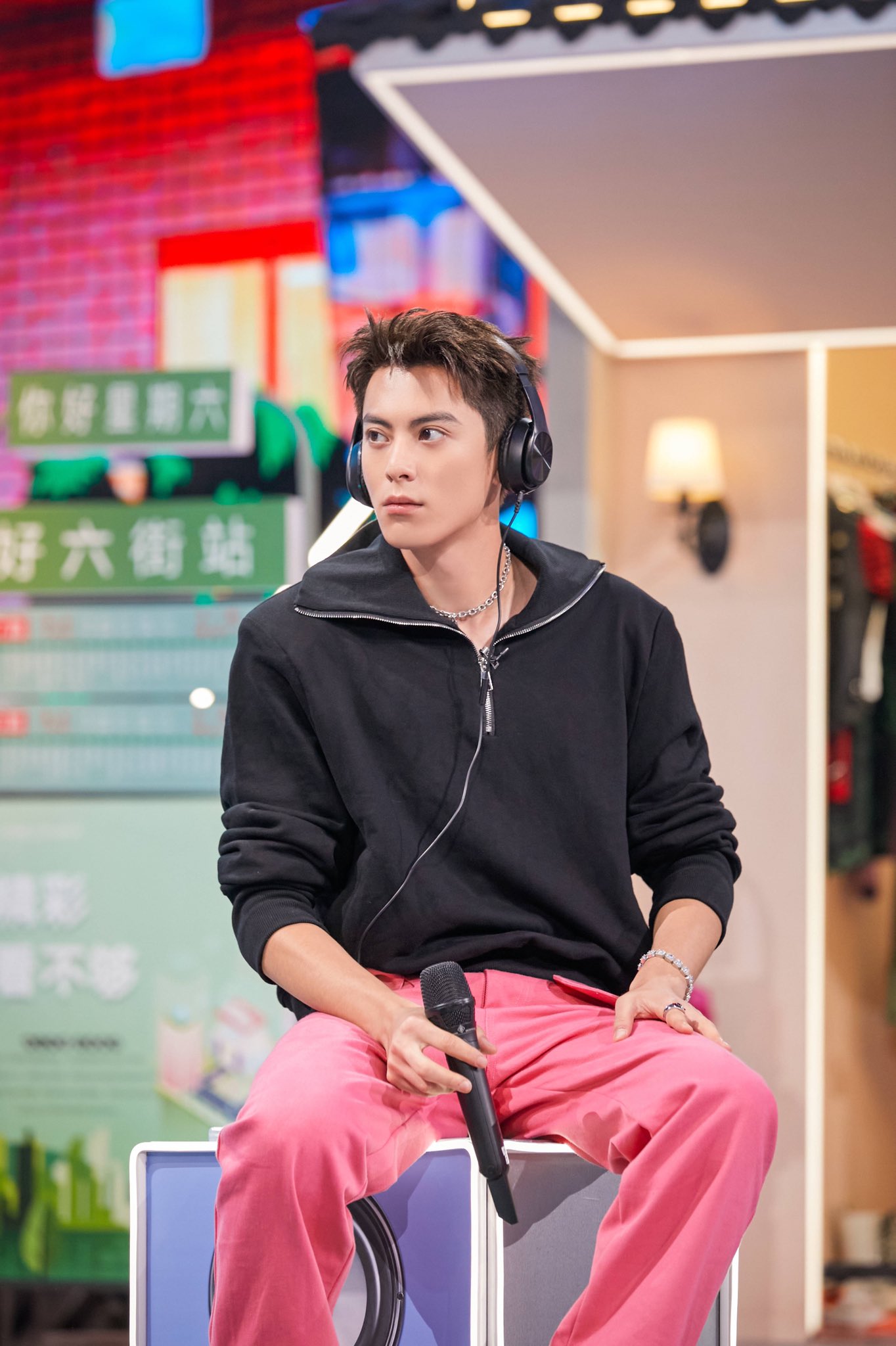 DYLAN WANG 王鹤棣 on Instagram: Hello Saturday stills! -- tags #dylanwang  #王鹤棣 #daomingsi #shenyue #shancai #darrenchen #kuanhung #huazelei #caesarwu  #ximen #connorleong #meizuo #dyshen #f4 #meteorgarden #meteorgarden2018  #mi