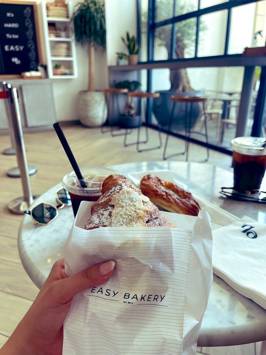 Easy Bakery 🥐🥖

- المكان لطيف وكأنك مسافر برا. 
- ألذ كوروسان بتحصلونه عندهم خفيف وهش.
- قهوتهم لذيذة☕️
- جربنا عندهم كوروسان لوز وبالطماطم المجففة مع البيستو🥐
- انصحكم تجربونه 👌🏻👌🏻