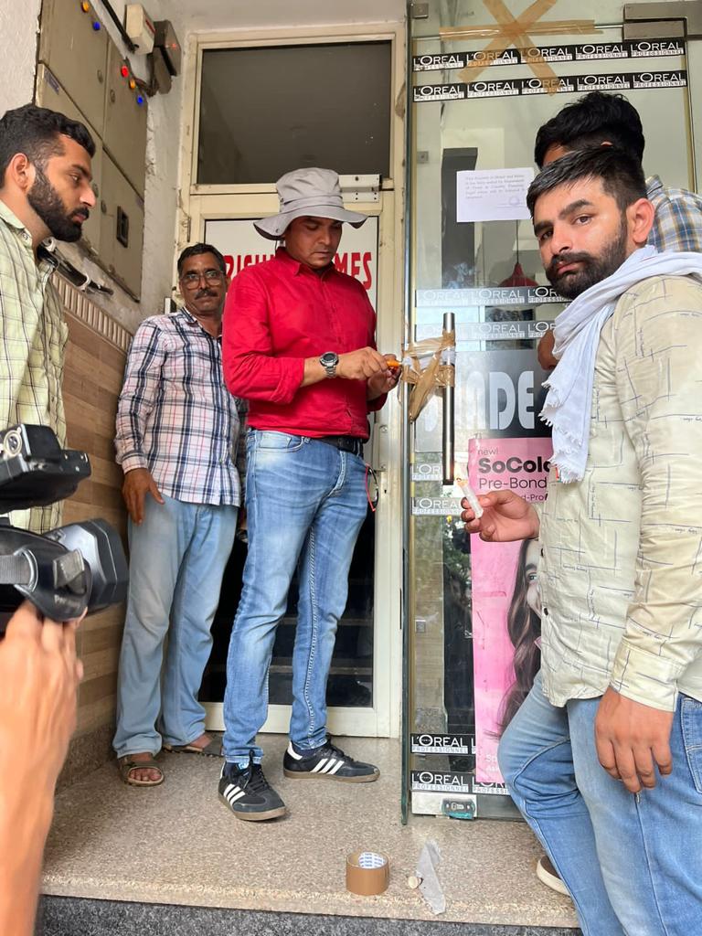 gsinglajourno's tweet photo. #Gurgaon #DLFPh3 #DTPE #AmitMadholia का सीलिंग अभियान शनिवार को भी जारी रहा। दो दिन में 100 से अधिक मकानों में 275 व्यावसायिक गतिविधिया सील की। अवैध दुकानों और अतिक्रमण पर भी पीला पंजा चला। @mlkhattar @cmohry @dtcphry @kMakrandIAS @OfficialGMDA https://t.co/xL7WFjTQCG