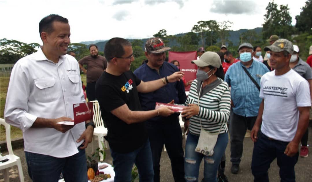 #EnFotos 📸 | Desde la Comuna Sectores Unidos de Villanueva, Colectivo Argelia Laya, municipio Morán, #Lara, se celebró el 1er Convenio del Circuito Económico del Café.

#ComunaONada