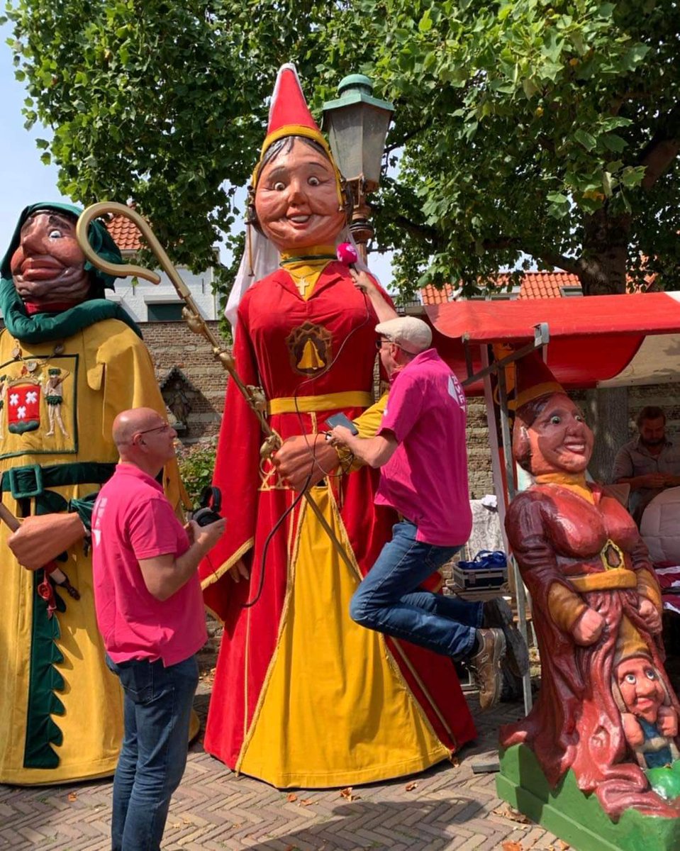 Onze verslaggevers Jos en Leon doen alles voor een fantastisch interview!   #Stadsreuzen #ZuidWestFM #ZuidWestTV #ZuidWestUpdate #Krabbenfoor #bergenopzoom #roosendaal #woensdrecht #streekomroep