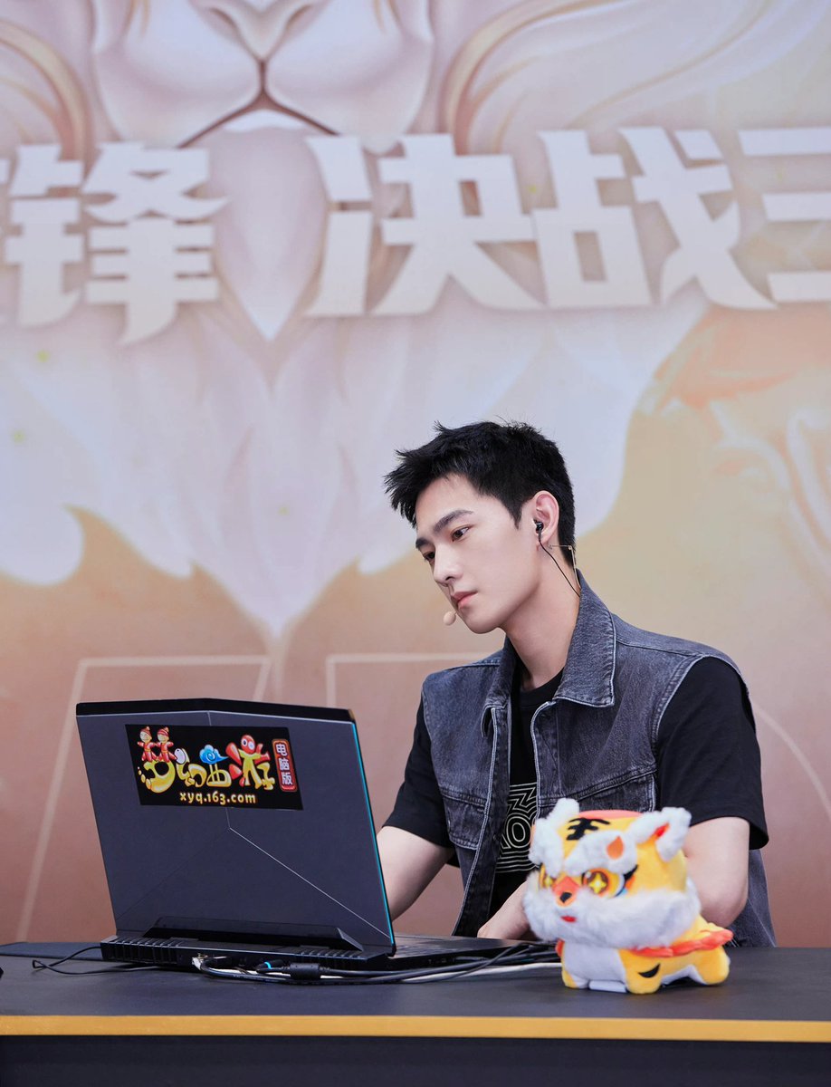 dramapotatoe's tweet photo. #YangYang for a Fantasy Westward Journey livestream event

#杨洋 https://t.co/jAVsURnvt6