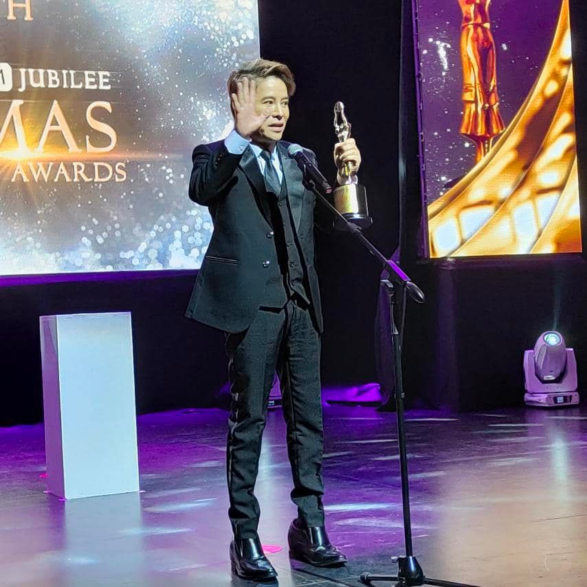 phtvandfilmupd's tweet photo. Vince Tanada wins for writing, acting, and directing at the #FAMASAwards2022 for his work in #KATIPS
β His film took home 7 Awards, the most-awarded film at this year's #FAMAS https://t.co/JUeMCCYmJb