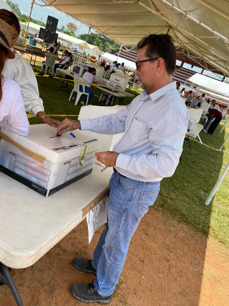 SoyOchoaAntonio's tweet photo. Contento por la participación de miles y miles de ciudadanos en la elección de congresistas de #MORENA. El rumbo de nuestro movimiento está en manos de la gente. Cada vez somos más los que buscamos la transformación de #México #Tabasco #Cunduacán #3erDistrito #DaloPorHecho https://t.co/tHthVEJCC9