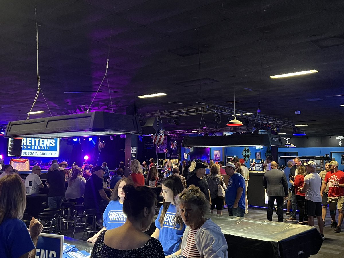 DylanJohnson's tweet image. Over 200 people here in St. Charles County for @EricGreitens!

Massive grassroots MOMENTUM! #mosen