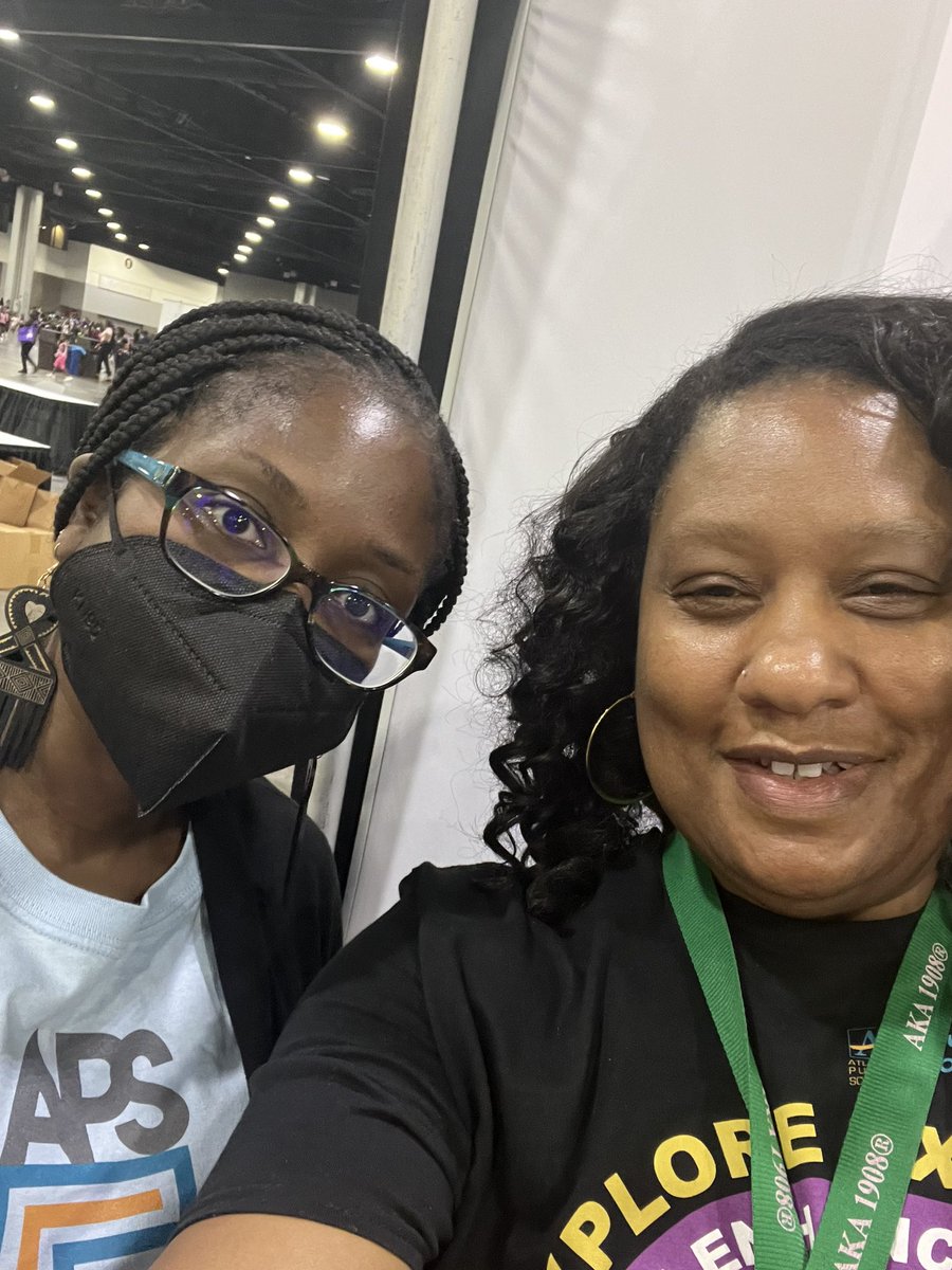 tiff_teach_ss's tweet photo. #apsbacktoschoolbash awesome event!! @Kay_Stew_APS_SS @reese_teach_ https://t.co/GuEtxcSy3z