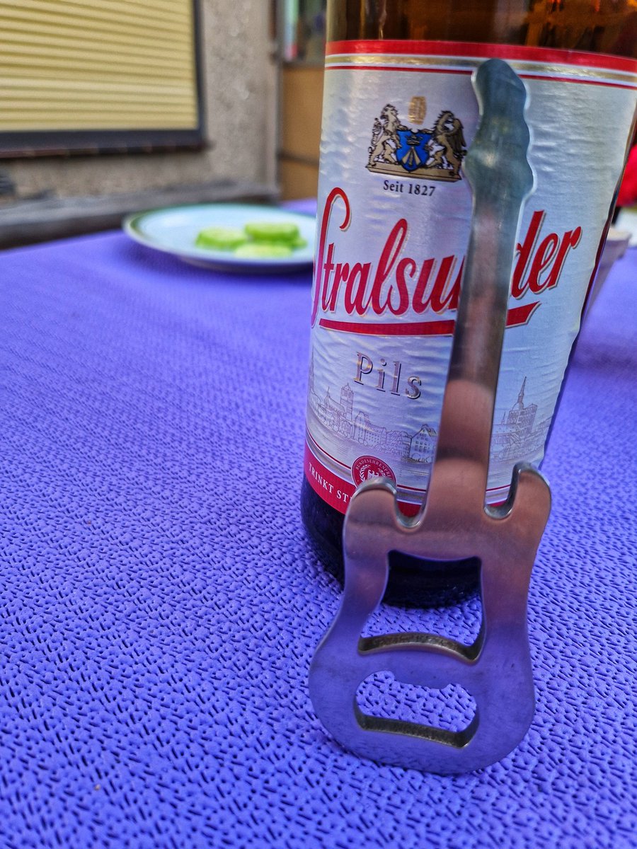 raatzfaaz's tweet photo. Alter, hier hämmern gerade Warwick, John, Knight und Wonder mit ihrer Friends-Nummer aus der Boombox und die Frau swingt durch den Garten. 🥴🥴🥴 Ich denke einfach an nächste Woche. Dann kommen endlich #Torfrock und die #Höhner nach Wacken. Und noch 'n paar Andere. 😈☠️🤟🏾🤟🏾🏴‍☠️🎶🎵 https://t.co/vbBz10665o