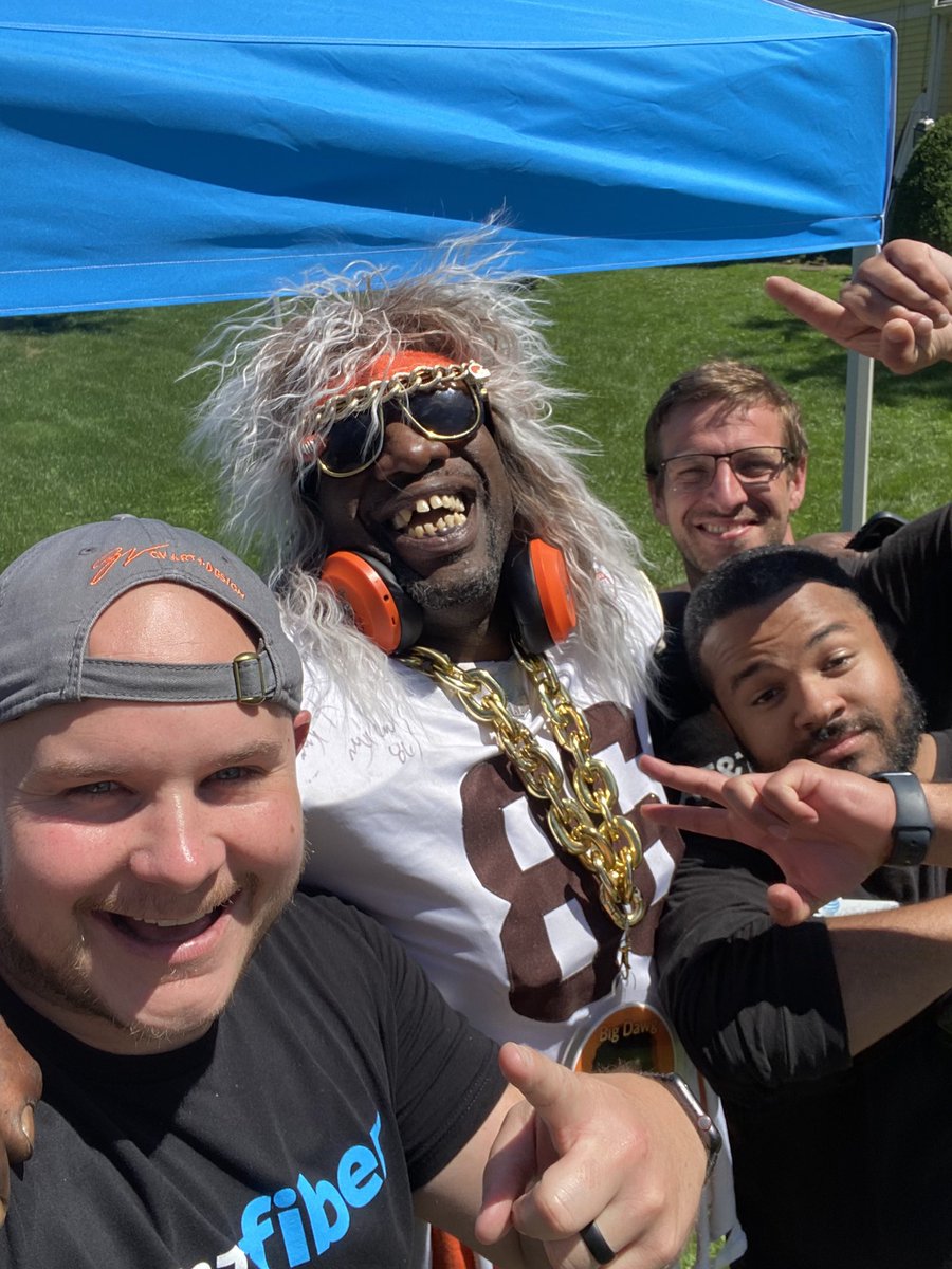 We out here today in beautiful Berea, OH at Browns Training camp!  Perfect day for my two favorite things Fiber and Football!!!  #Herewegobrownies #attfiber #bigdawgwillie #DAWGCHECK @BIGBizDecker @MeganMonnot @CoreyAtPrime @Rjbever @acoolprude @keroninc @ATT