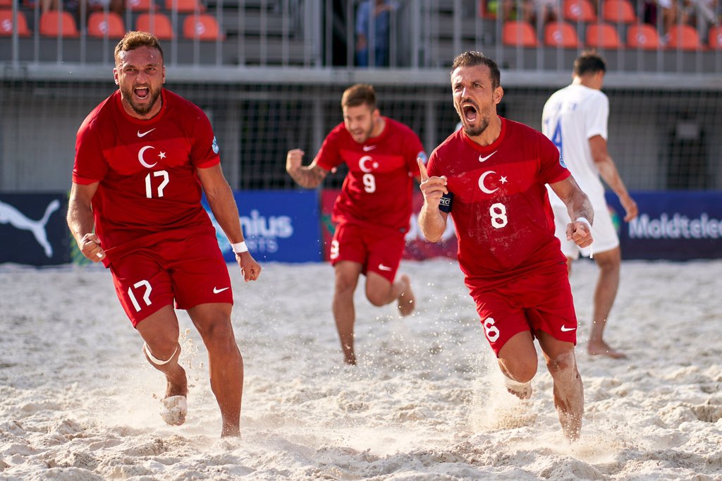 MilliTakimlar's tweet photo. Plaj Futbolu Millî Takımımız, Euro Beach Soccer League yarı finalinde karşılaştığı Kazakistan'ı Cem (3), Barış  (3), Emrah (3), Ege, Efe Lorenzo ve Semih'in golleriyle 12-10 mağlup etti ve finalde Moldova'nın rakibi oldu! 🇹🇷 #BizimÇocuklar

#TURKAZ https://t.co/t7tnZyRira