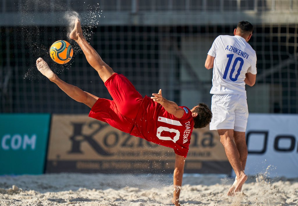 MilliTakimlar's tweet photo. Plaj Futbolu Millî Takımımız, Euro Beach Soccer League yarı finalinde karşılaştığı Kazakistan'ı Cem (3), Barış  (3), Emrah (3), Ege, Efe Lorenzo ve Semih'in golleriyle 12-10 mağlup etti ve finalde Moldova'nın rakibi oldu! 🇹🇷 #BizimÇocuklar

#TURKAZ https://t.co/t7tnZyRira