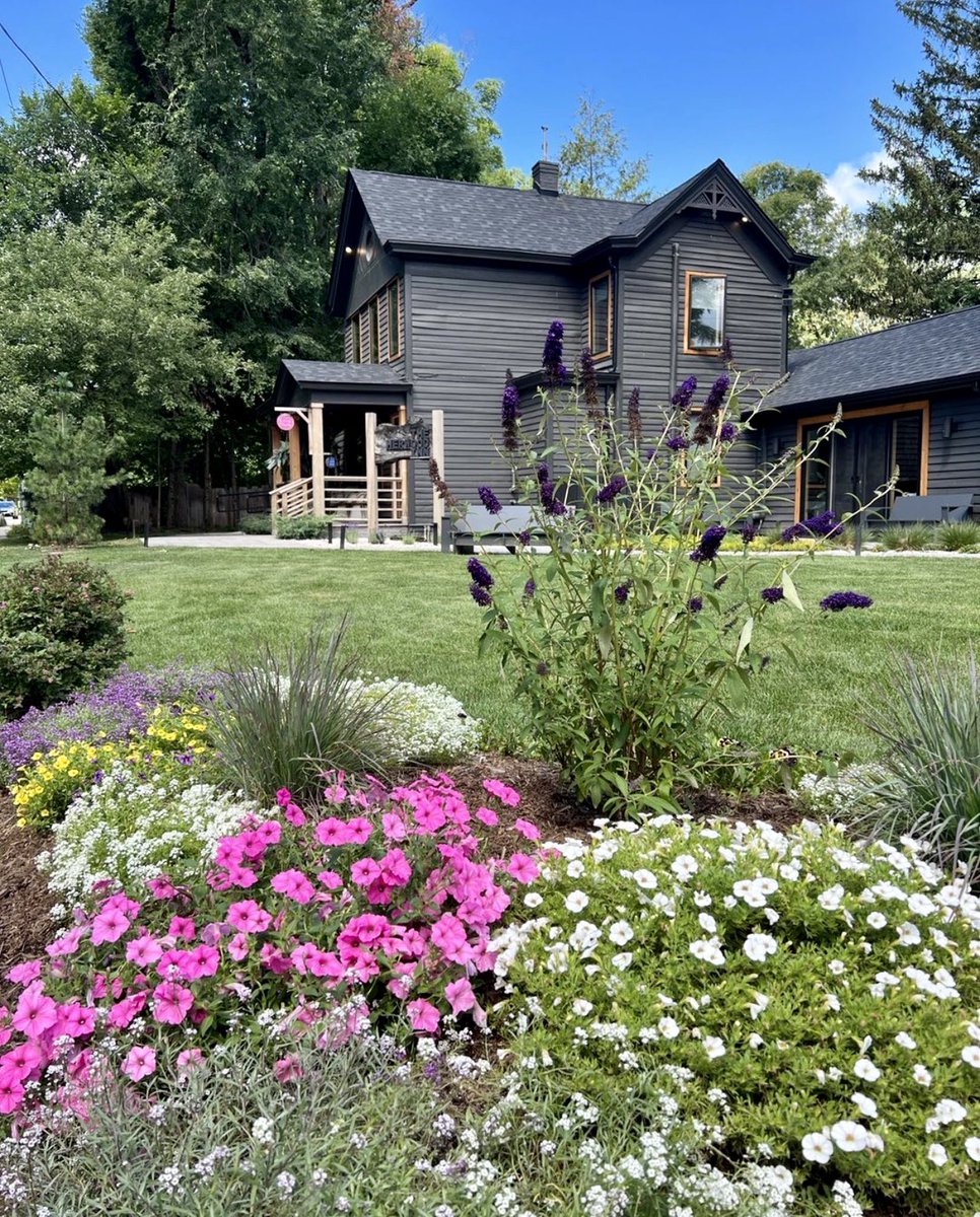 Our Inn is looking good! 🖤🌸theherwoodinn.com #SmallBusinessSaturday #WoodstockNY #ILoveNY #visithudsonvalley