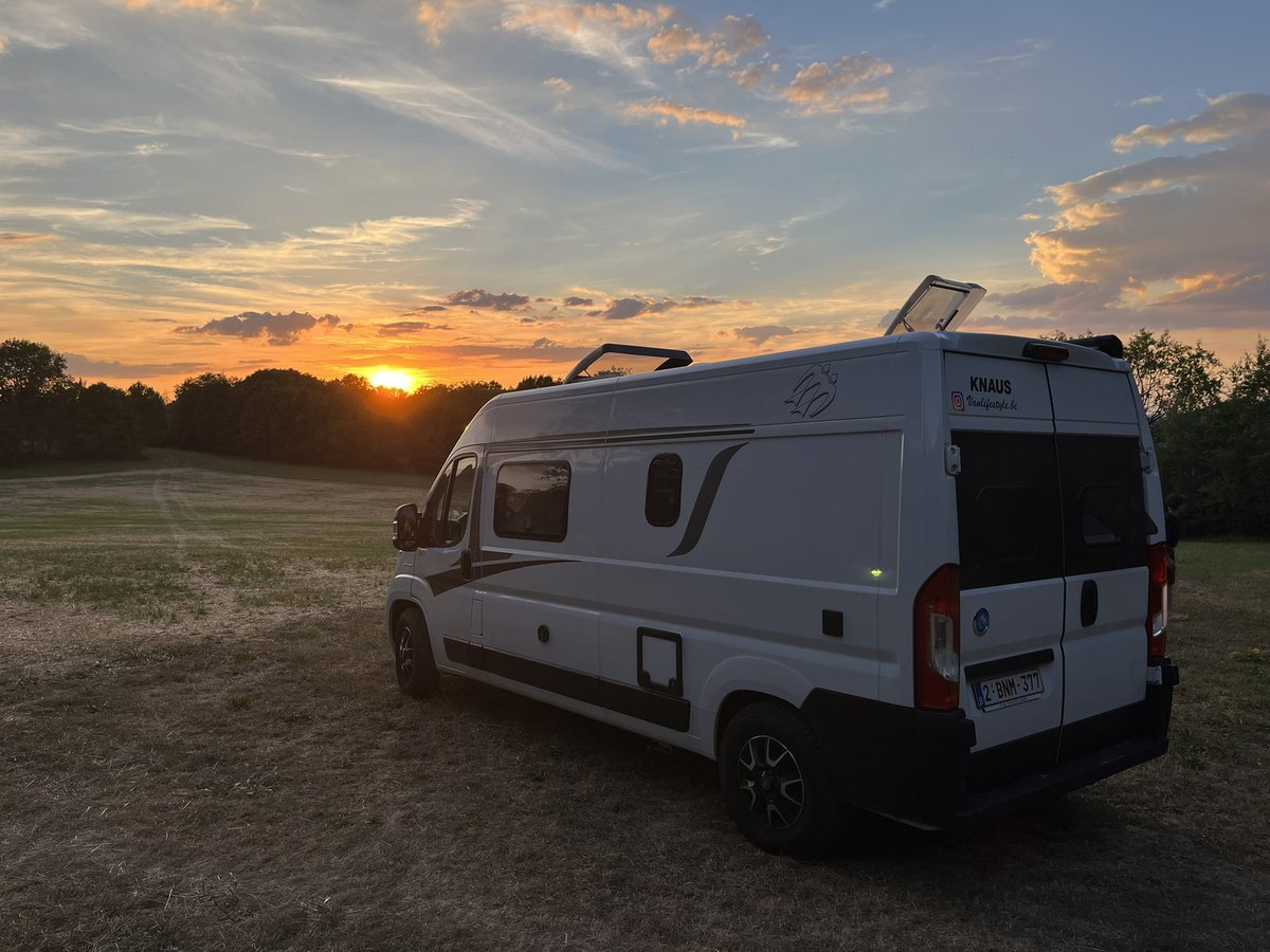 VanlifestyleB's tweet photo. Good Night 🌙 #SunPictures #vanlife #van #knaus #boxstar #Campervan https://t.co/wwe3IkR3uc