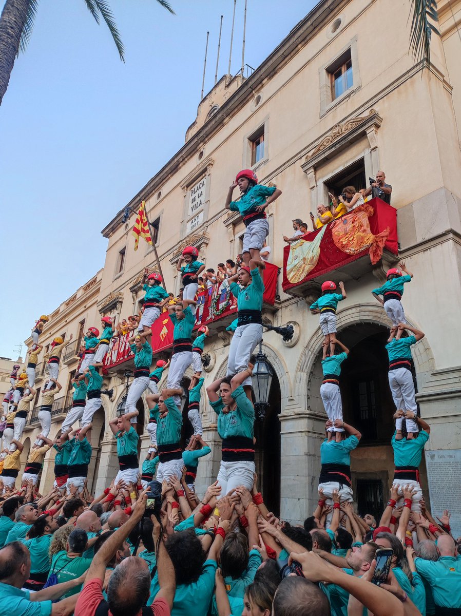 I acabem l'actuació a la diada de les Neus amb deu pilars de 4!

La setmana que ve descansem... Per tornar amb tota la força de cara a Sant Fèlix. Només queda un mes!

#castellers #mésquecastells #mésverdsquemai