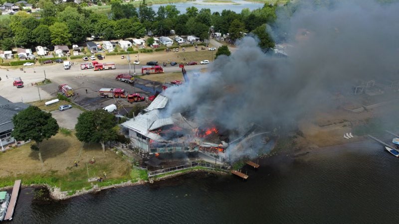 lisadrewradio's tweet photo. Latest shots from blaze at Old Marina Restaurant on McClintock Dr. Puslinch Lake. Photo credit to  @CityNewsKIT listener Amy Lightfoot . https://t.co/WGMvFkXrII