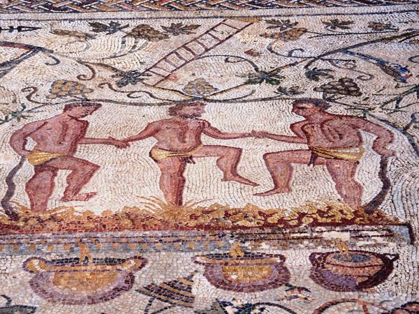 romanhistory1's tweet photo. Today October 11th was the day of the Meditrinalia. It was a celebration of the tasting of the first new wine of the autumn vintage. The wine was offered to the gods as a libation. The Romans were more than happy to raise a glass to the benefits of wine. https://t.co/2LgsFqCGDP